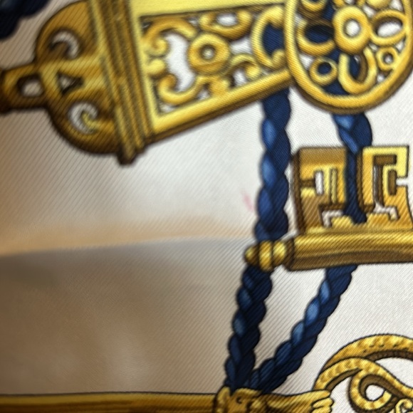 Hermes 💯 Silk Blue white and gold key scarf Large - Picture 15 of 15